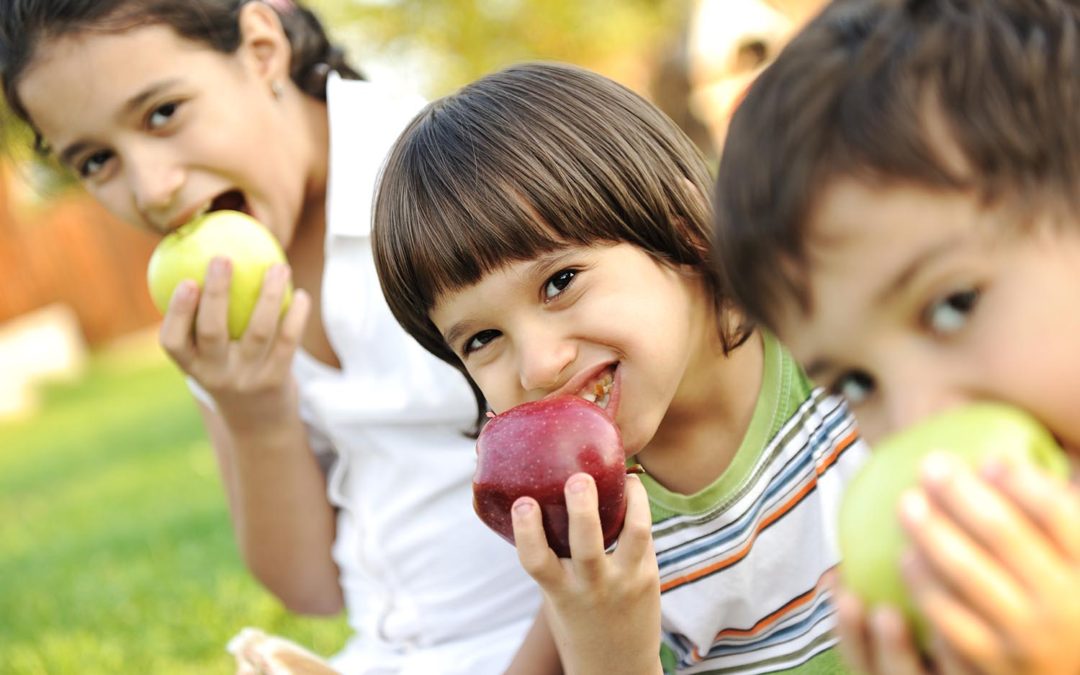 dental health eating apples picture